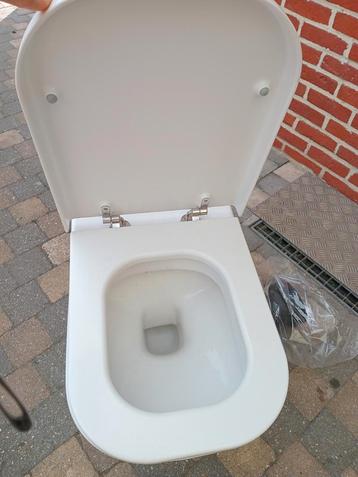 Hangtoilet zeer proper beschikbaar voor biedingen