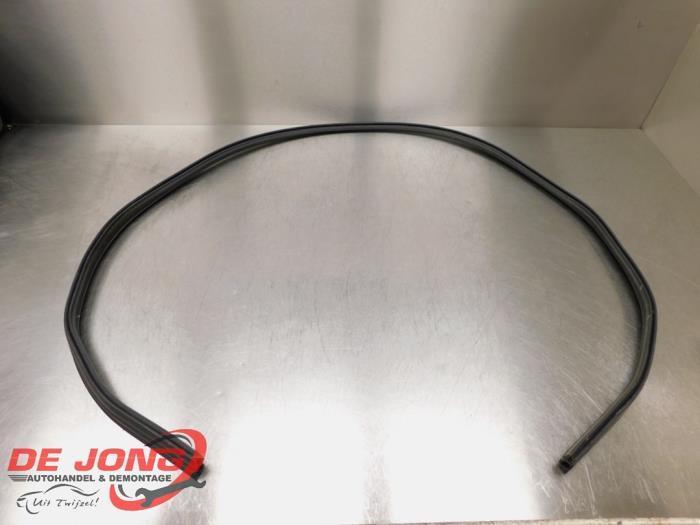 Motorkaprubber van een Mercedes Sprinter, Auto-onderdelen, Carrosserie, Mercedes-Benz, Gebruikt, 3 maanden garantie, Ophalen of Verzenden