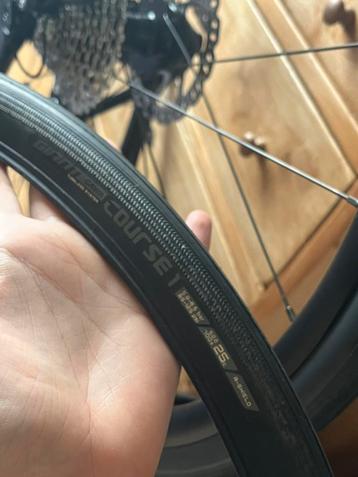 Giant tubeless tires set beschikbaar voor biedingen