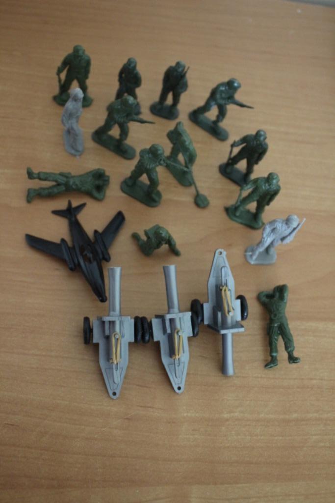 12 groene + 2 grijze soldaatjes +3 tanks + 1 vliegtuig, Verzamelen, Speelgoed, Gebruikt, Ophalen of Verzenden