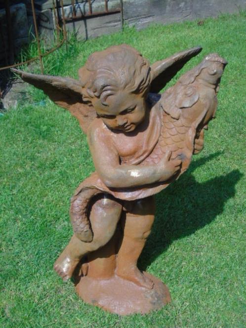 Standbeeld van een cherubijn en zijn gietijzeren vis, Tuin en Terras, Tuinbeelden, Nieuw, Overige typen, Metaal, Ophalen