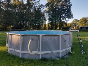 Groot Intex zwembad met acc 4,6m dia, 1,22m diep beschikbaar voor biedingen