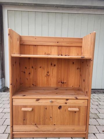 Zeer stevige houten kast beschikbaar voor biedingen