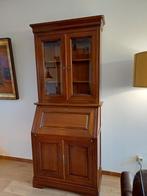 Een smalle houten vitrinekast., Ophalen