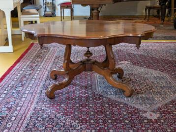 Antieke salontafel beschikbaar voor biedingen