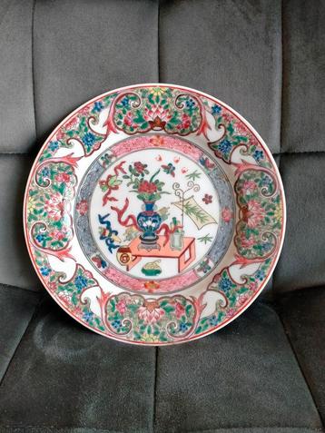 Assiette en porcelaine chinoise disponible aux enchères