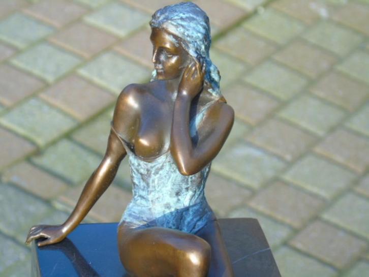 Vrouw met één blote borst zittend in brons gesigneerd, MILO, Antiek en Kunst, Antiek | Brons en Koper, Brons, Ophalen