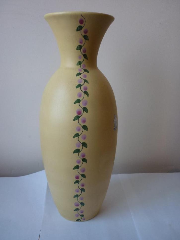 Gouda TIKO - Vase jaune - décor feuille, Antiek en Kunst, Antiek | Vazen, Ophalen of Verzenden