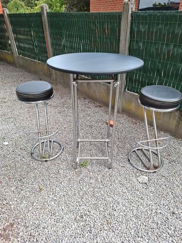 Hoge bartafel met 2 krukjes beschikbaar voor biedingen