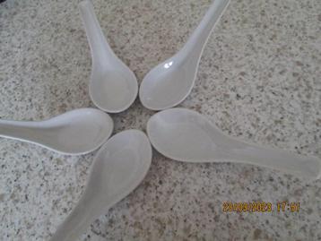 Cuillères (5) pour mise en bouche en porcelaine fine.        beschikbaar voor biedingen