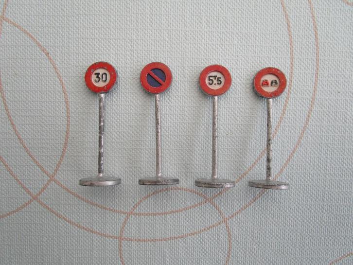 Tour de France, dinky toys verkeersborden, Verzamelen, Poppetjes en Figuurtjes, Gebruikt, Ophalen