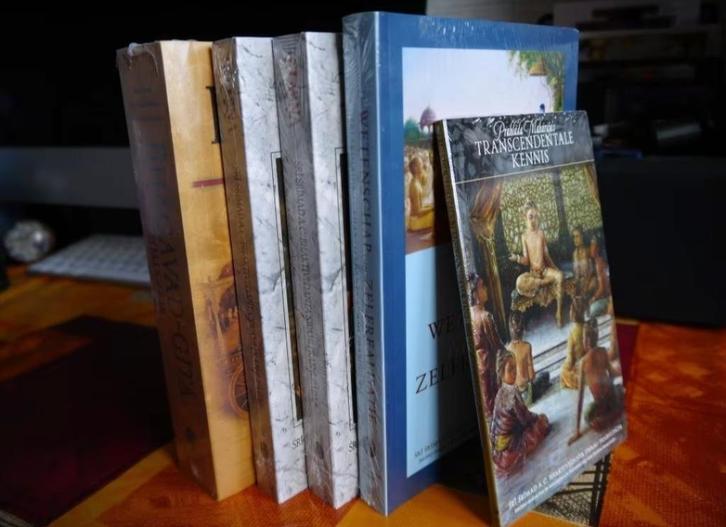 Srimad Bhagavad Gita Zoals Ze is Set (Nederlands), Boeken, Esoterie en Spiritualiteit, Nieuw, Achtergrond en Informatie, Spiritualiteit algemeen