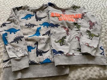 Set,twee sweaters en twee 'tshirts met dino's,116 beschikbaar voor biedingen