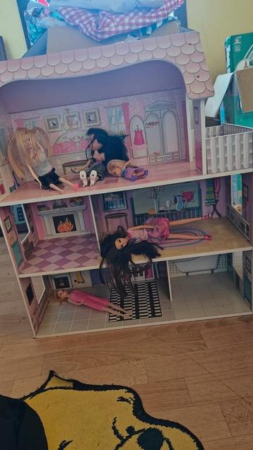 Poppenhuis met popjes beschikbaar voor biedingen