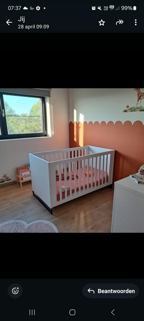Babybed (Meegroeibed 14070 cm) en commode, Kinderen en Baby's, Kinderkamer | Complete kinderkamers, Zo goed als nieuw, Jongetje of Meisje