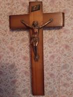 Crucifix en bois avec corps en métal,
2 pièces disponibles, Enlèvement ou Envoi, Comme neuf, Christianisme | Catholique
