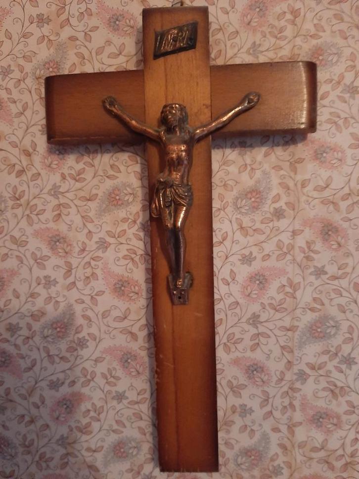 Crucifix en bois avec corps en métal,
2 pièces disponibles, Collections, Religion, Comme neuf, Christianisme | Catholique, Enlèvement ou Envoi