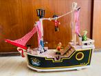 Piratenboot met allerlei attributen, Ophalen, Zo goed als nieuw