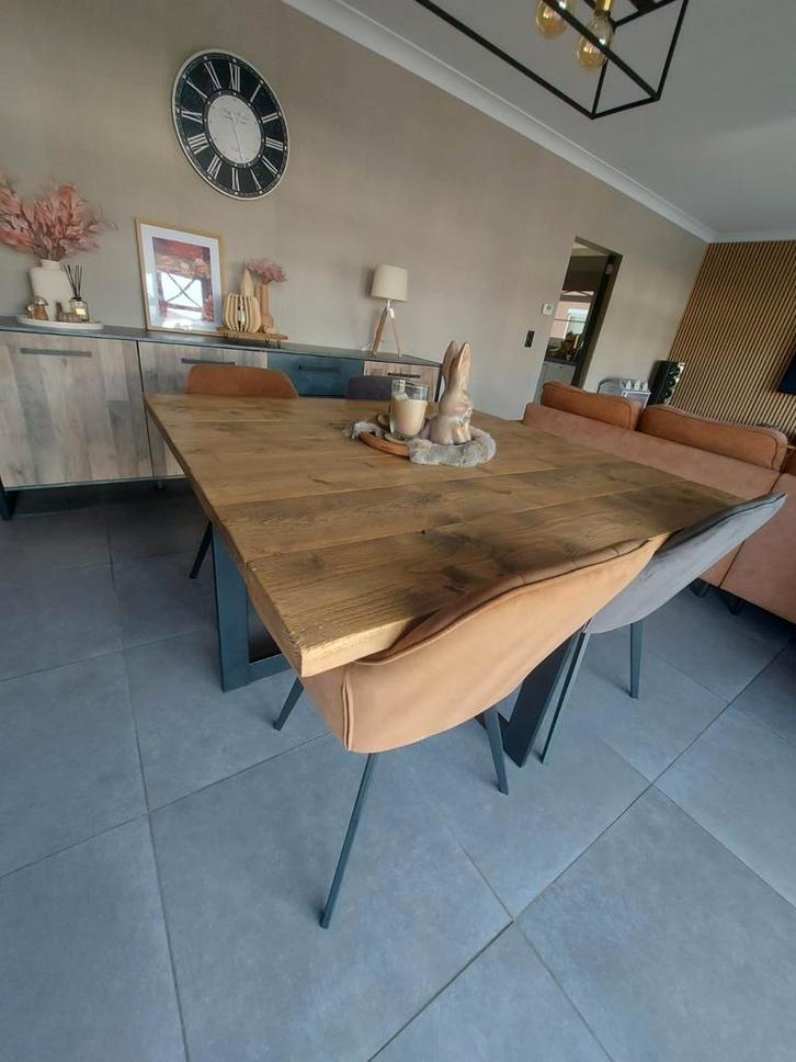 Zeer mooie en zware vol houten eetfafel 1m40 x 1m40, Huis en Inrichting, Tafels | Eettafels, Ophalen