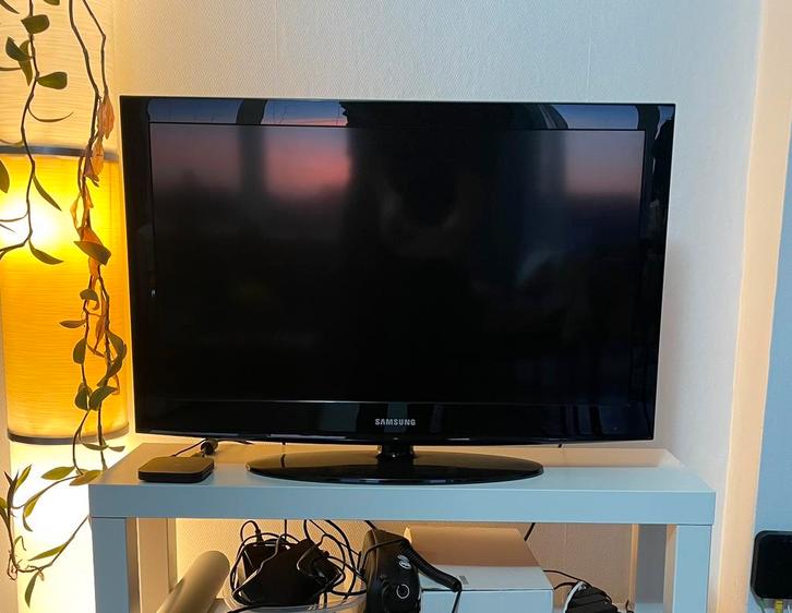 Samsung TV (32’’ LCD, HDMI) + télécommande, TV, Hi-fi & Vidéo, Télévisions, Comme neuf, LCD, 80 à 100 cm, HD Ready (720p), Samsung