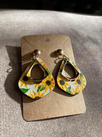 Boucles d'oreilles Sunflower White  peintes à la main, Enlèvement ou Envoi, Neuf, Autres matériaux, Puces ou Clous