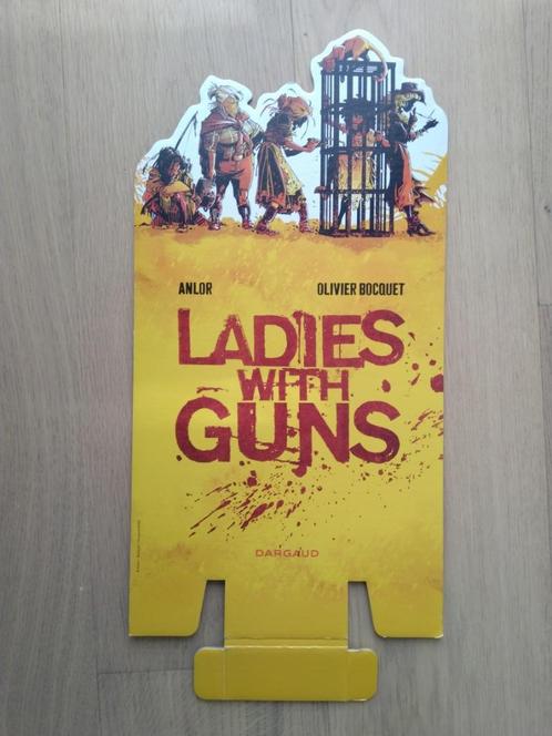 BD Ladies with Guns PLV Anlor Bocquet 54,5 cm sur 25,5 cm, Livres, BD, Utilisé, Une BD, Enlèvement ou Envoi