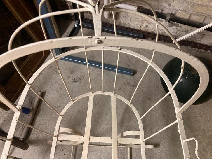 Landeau a bascule antique en fer forge, Antiek en Kunst, Antiek | Meubels | Bedden, Ophalen
