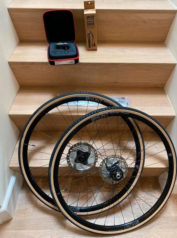 HUNT Dynamo Disc wielset bike packing + AppCon USB-omvormer, Fietsen en Brommers, Fietsonderdelen, Zo goed als nieuw, Ophalen of Verzenden