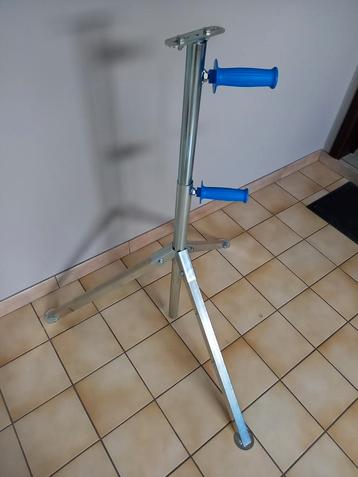 Statief voor bouwlamp. beschikbaar voor biedingen