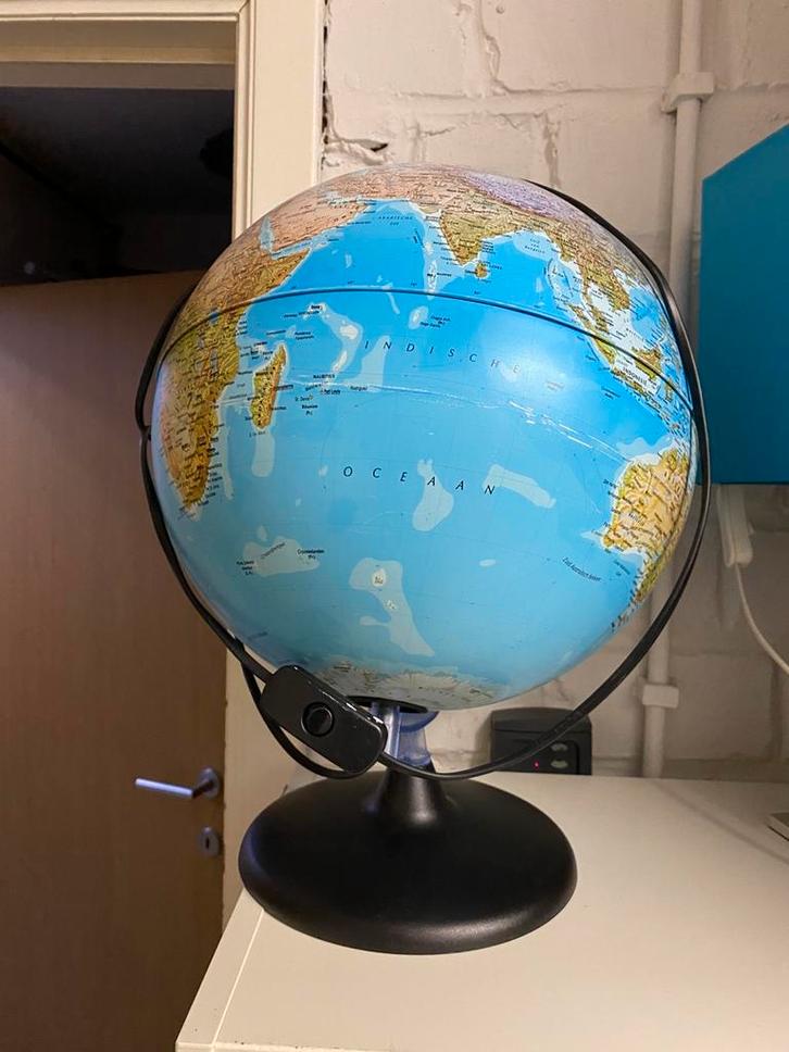 Globe terrestre lumineux – Lampe intégrée (déco & éducatif), Maison & Meubles, Accessoires pour la Maison | Globes, Comme neuf