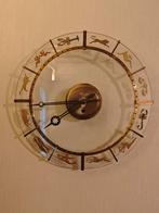 Antieke wandklok met sterrenbeelden., Ophalen