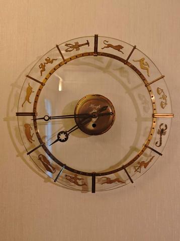 Antieke wandklok met sterrenbeelden. beschikbaar voor biedingen