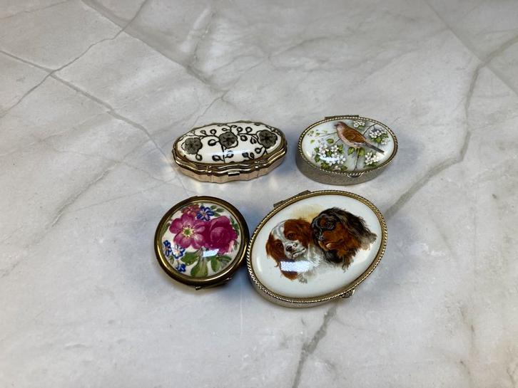 Lot de 4 Boîte à pilules avec portrait en porcelaine, Antiquités & Art, Antiquités | Autres Antiquités, Enlèvement ou Envoi