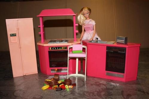 Barbie keuken met pop en accescoires, Kinderen en Baby's, Speelgoed | Poppen, Zo goed als nieuw, Barbie, Ophalen of Verzenden
