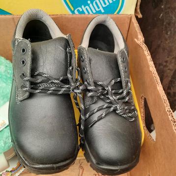 Veiligheidsschoenen ( nieuwe ) maat 40 . Platte schoenen . beschikbaar voor biedingen