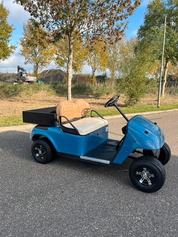 Prachtige electrische golfkar met werkbak rijdt heerlijk beschikbaar voor biedingen