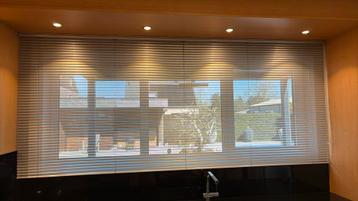Horizontale jaloezieën in aluminium met optreksysteem beschikbaar voor biedingen