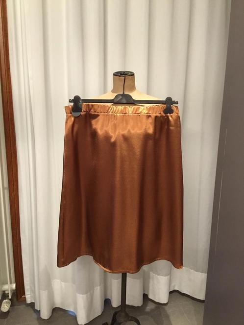 Prachtige midi satijn rok, NIEUW, maat 50, Kleding | Dames, Rokken, Nieuw, Beige, Onder de knie, Ophalen of Verzenden