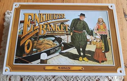Vintage blik met klederdracht MARKEN, Enkhuizer Banket, Collections, Boîte en métal, Utilisé, Biscuits, Autres marques, Enlèvement ou Envoi