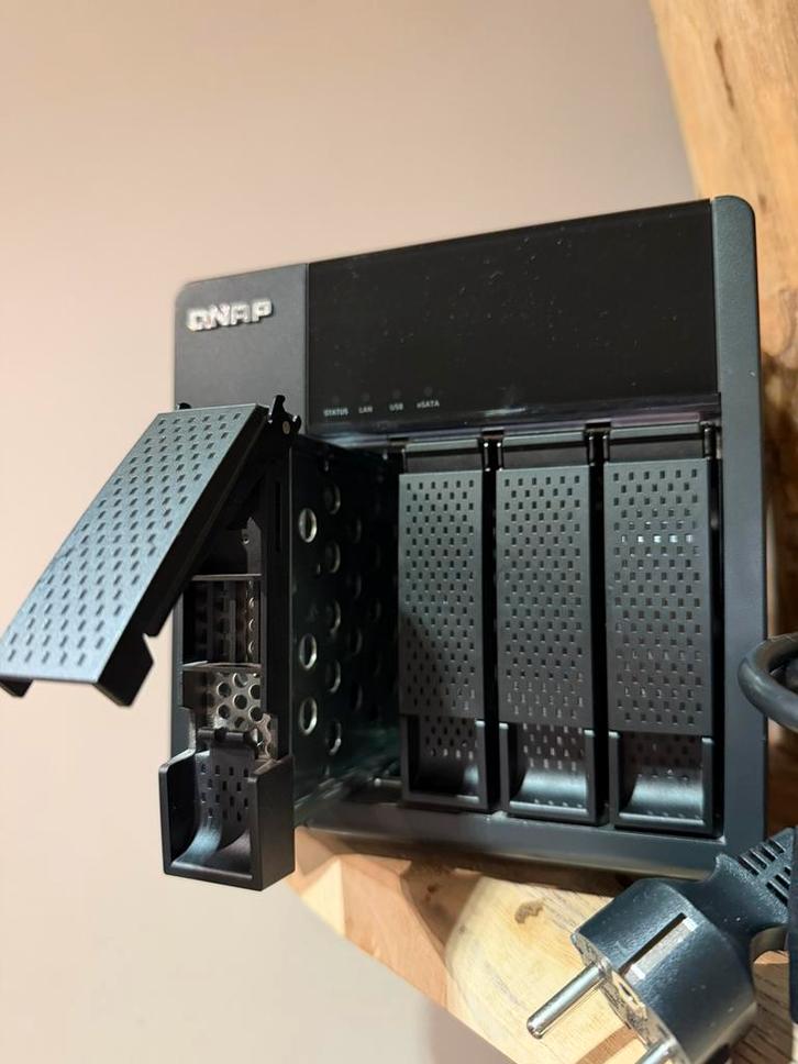QNAP TS-420 NAS – Zeer goede staat (zonder harde schijven), Computers en Software, NAS, Zo goed als nieuw, Ophalen of Verzenden
