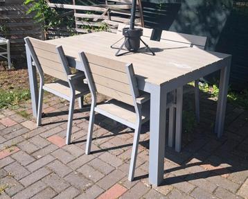 4 tuinstoelen + grijze tuintafel – in goede staat beschikbaar voor biedingen