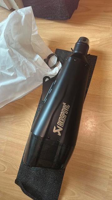 Silencieux akrapovic neuf jamais utilisé beschikbaar voor biedingen