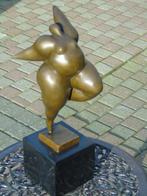 Dikke vrouw in gesigneerd brons, moderne kunst., Antiek en Kunst, Ophalen, Brons