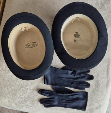 2 Oude Hoge Hoeden en 1 paar Handschoenen beschikbaar voor biedingen
