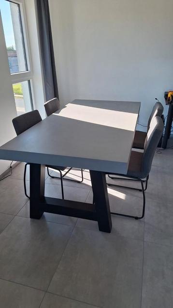 Table en bois effet béton beschikbaar voor biedingen