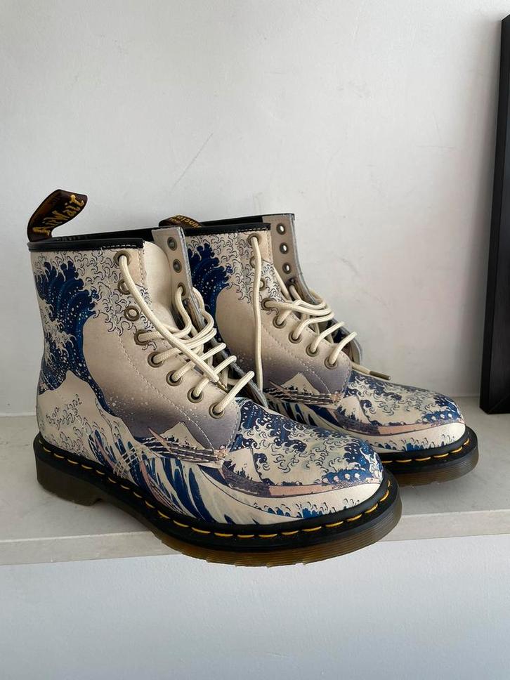 Dr martens - hokusai - japans motief - exclusief, Kleding | Dames, Schoenen, Zo goed als nieuw, Lage of Enkellaarzen, Overige kleuren