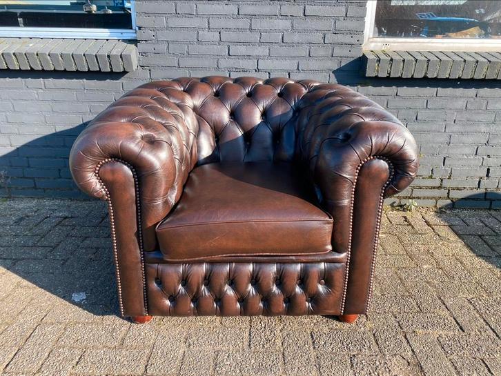 Prachtige Engelse Chesterfield club fauteuil bruin, Huis en Inrichting, Zetels | Voetbanken en poefs, Ophalen of Verzenden