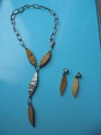 Korte halsketting en oorbellen met houten versiering, Handtassen en Accessoires, Kettingen, Overige materialen, Ophalen of Verzenden