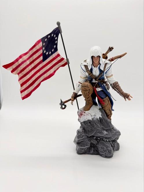 Connor Kenway Statue Figurine With Flag Assassin’s Creed 3, Verzamelen, Beelden en Beeldjes, Gebruikt, Mens, Ophalen of Verzenden