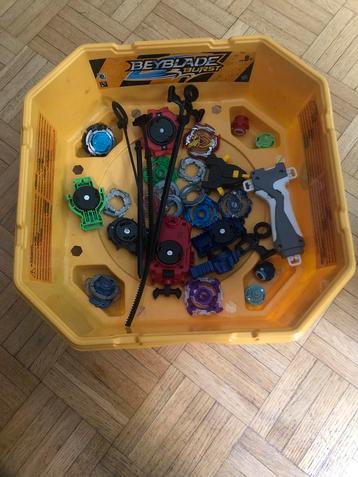 Beyblade burst-arena met accessoires beschikbaar voor biedingen